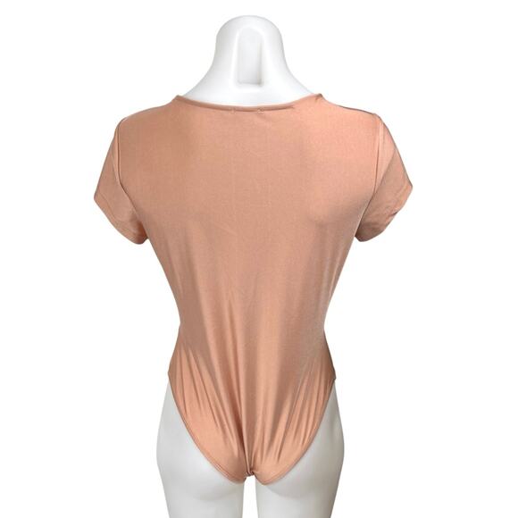 Superdown Corine Nude Pink Twist Front Short Sleeve Plunge V-Neck Bodysuit Top M - Picture 2 of 5